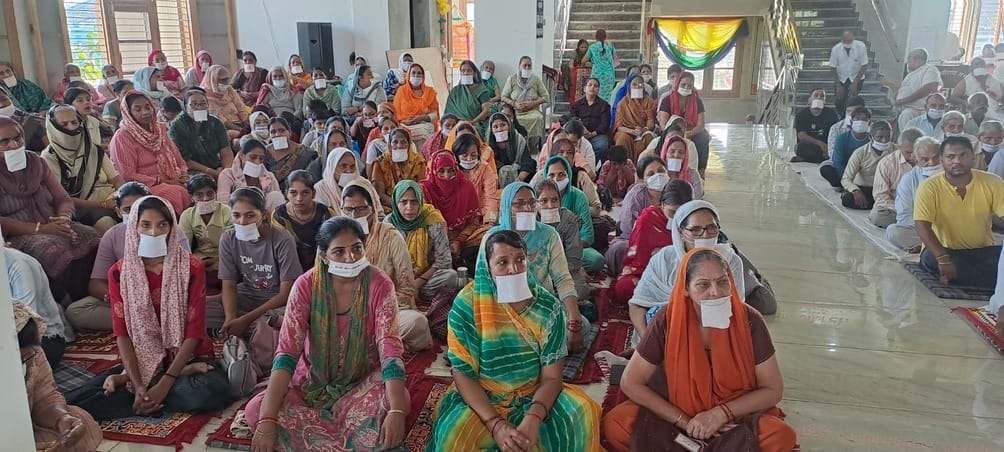 प्रवचन करते जैन मुनि उपेन्द्रमुनि । संवाद