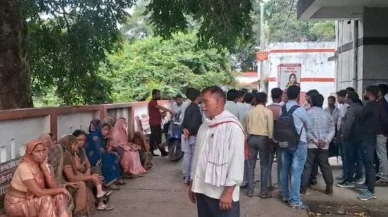 पोस्टमॉर्टम हाउस पर रोते-बिलखते मायके पक्ष के लोग। संवाद पोस्टमॉर्टम हाउस पर रोते-बिलखते मायके पक्ष के लोग। संवाद