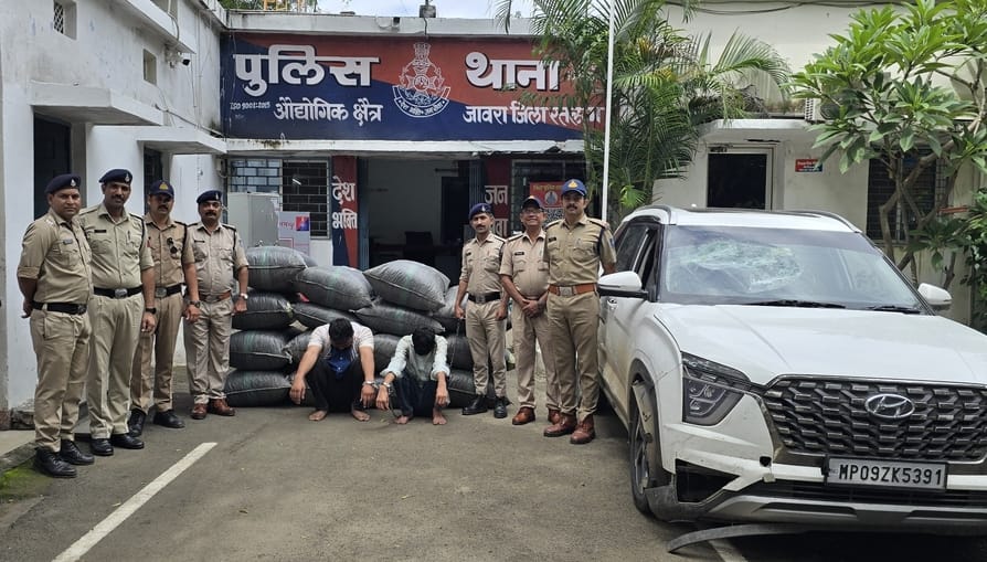 पत्रकारों को जानकारी देते जावरा सीएसपी युवराज सिंह चौहान और उनके पीछे खड़ा अफीम तस्करी का आरोपी।