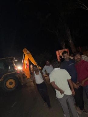 रोहटा। मेरठ बडौत रोड हादसे के बाद ट्रक को हटवाती पुलिस। संवाद रोहटा। मेरठ बडौत रोड हादसे के बाद ट्रक को हटवाती पुलिस। संवाद