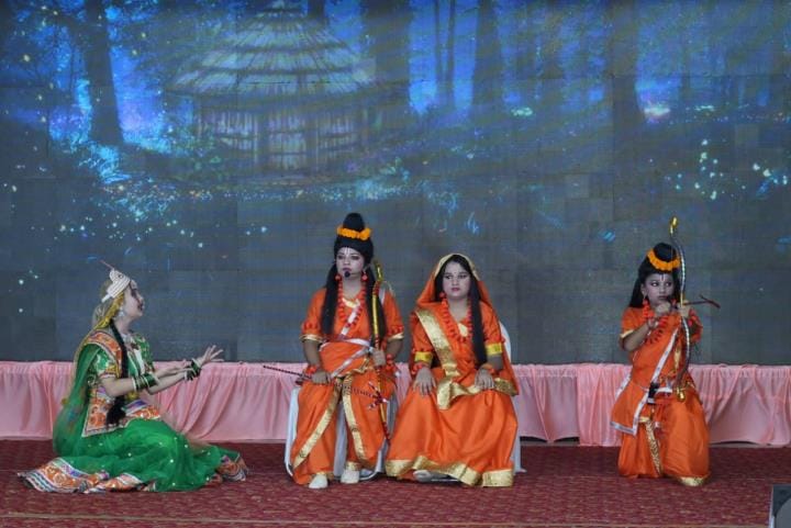 राजधानी में रामलीलाओं के मंचन के दौरान कहीं सीता स्वयंवर में राम के हाथ लगाते ही शिव का धनुष टू राजधानी में रामलीलाओं के मंचन के दौरान कहीं सीता स्वयंवर में राम के हाथ लगाते ही शिव का धनुष टू