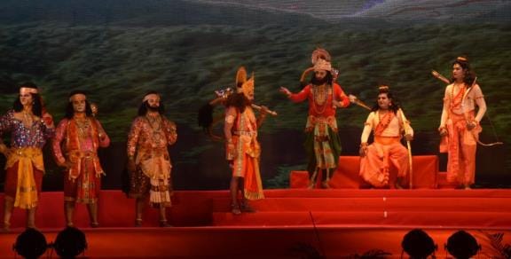 राजधानी में रामलीलाओं के मंचन के दौरान कहीं सीता स्वयंवर में राम के हाथ लगाते ही शिव का धनुष टू राजधानी में रामलीलाओं के मंचन के दौरान कहीं सीता स्वयंवर में राम के हाथ लगाते ही शिव का धनुष टू