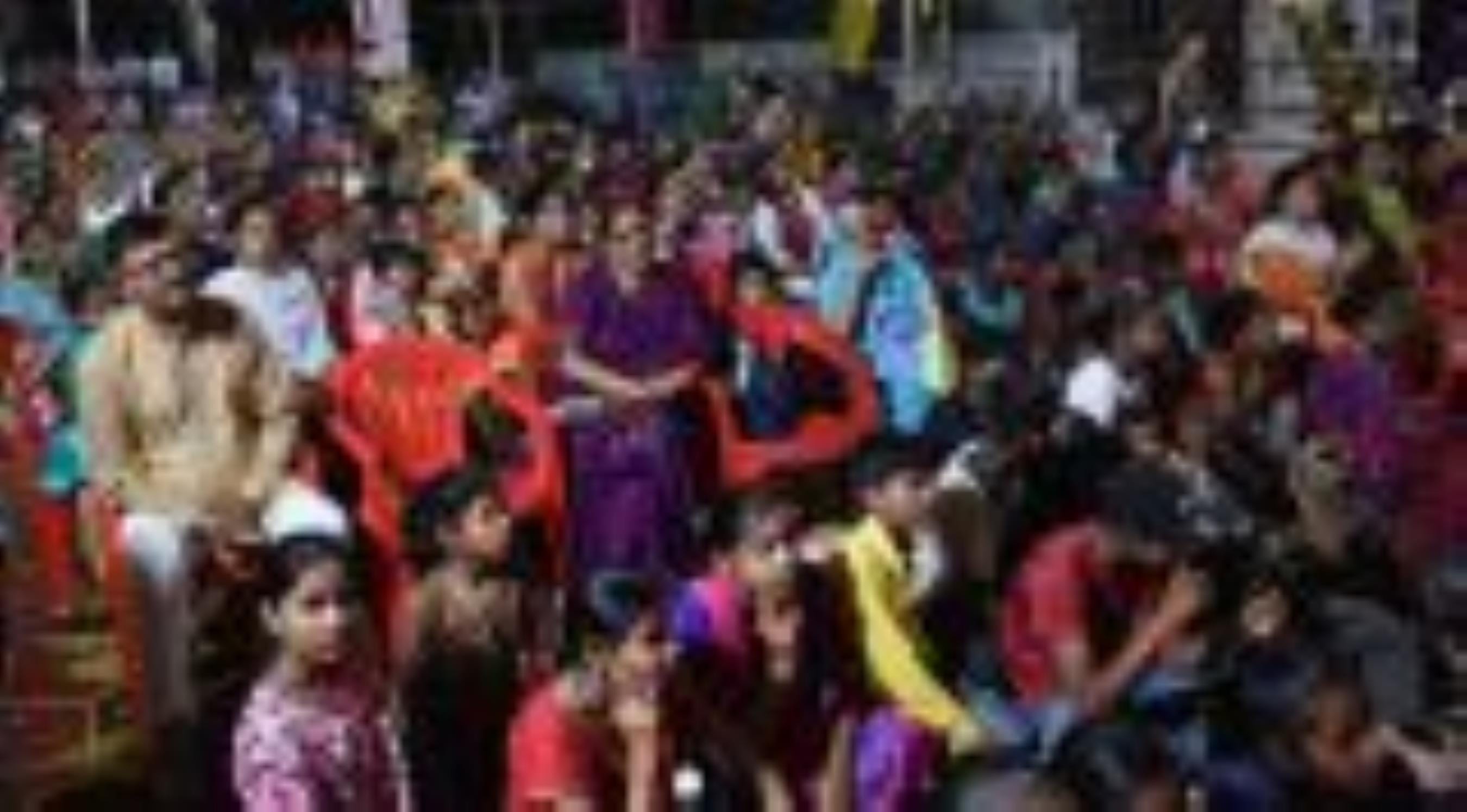 राजधानी में रामलीलाओं के मंचन के दौरान कहीं सीता स्वयंवर में राम के हाथ लगाते ही शिव का धनुष टू राजधानी में रामलीलाओं के मंचन के दौरान कहीं सीता स्वयंवर में राम के हाथ लगाते ही शिव का धनुष टू