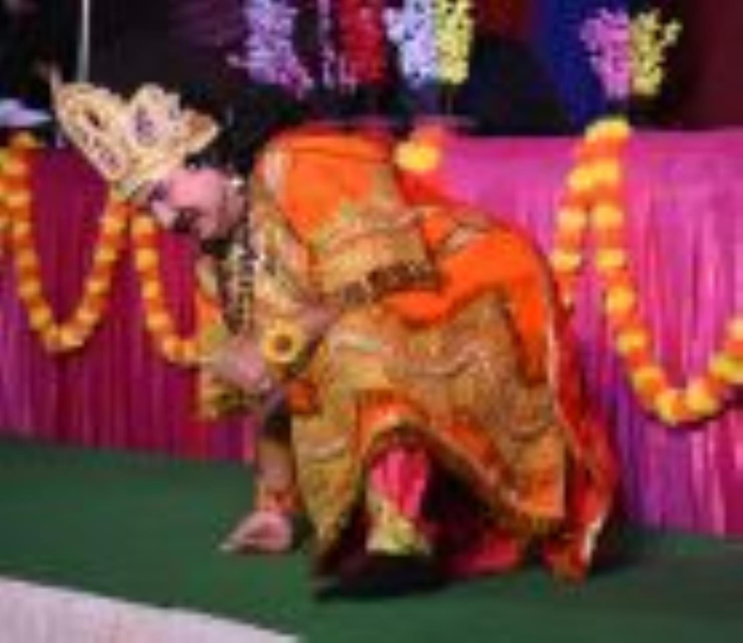 राजधानी में रामलीलाओं के मंचन के दौरान कहीं सीता स्वयंवर में राम के हाथ लगाते ही शिव का धनुष टू राजधानी में रामलीलाओं के मंचन के दौरान कहीं सीता स्वयंवर में राम के हाथ लगाते ही शिव का धनुष टू