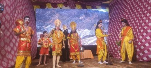 राजधानी में रामलीलाओं के मंचन के दौरान कहीं सीता स्वयंवर में राम के हाथ लगाते ही शिव का धनुष टू राजधानी में रामलीलाओं के मंचन के दौरान कहीं सीता स्वयंवर में राम के हाथ लगाते ही शिव का धनुष टू