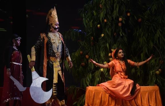 राजधानी में रामलीलाओं के मंचन के दौरान कहीं सीता स्वयंवर में राम के हाथ लगाते ही शिव का धनुष टू राजधानी में रामलीलाओं के मंचन के दौरान कहीं सीता स्वयंवर में राम के हाथ लगाते ही शिव का धनुष टू