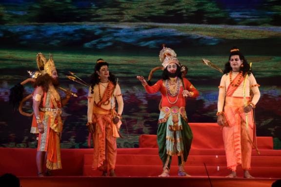 राजधानी में रामलीलाओं के मंचन के दौरान कहीं सीता स्वयंवर में राम के हाथ लगाते ही शिव का धनुष टू राजधानी में रामलीलाओं के मंचन के दौरान कहीं सीता स्वयंवर में राम के हाथ लगाते ही शिव का धनुष टू