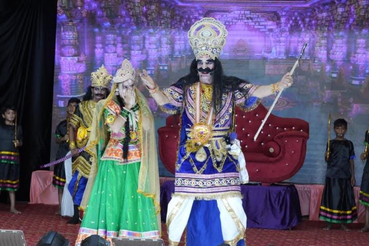 राजधानी में रामलीलाओं के मंचन के दौरान कहीं सीता स्वयंवर में राम के हाथ लगाते ही शिव का धनुष टू राजधानी में रामलीलाओं के मंचन के दौरान कहीं सीता स्वयंवर में राम के हाथ लगाते ही शिव का धनुष टू
