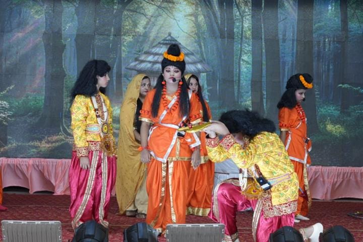 राजधानी में रामलीलाओं के मंचन के दौरान कहीं सीता स्वयंवर में राम के हाथ लगाते ही शिव का धनुष टू राजधानी में रामलीलाओं के मंचन के दौरान कहीं सीता स्वयंवर में राम के हाथ लगाते ही शिव का धनुष टू