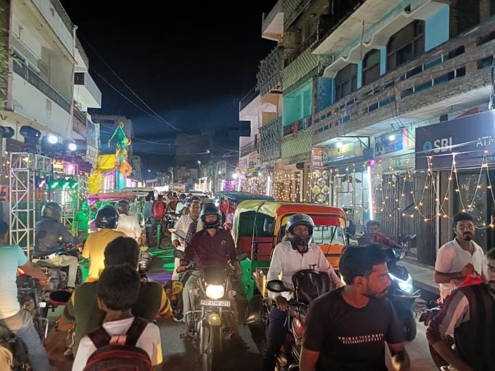 शहर के एमई विक्रमादित्य सिंह तिराहे मार्ग पर लगा जाम।