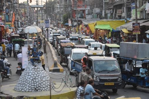 शहर के मुख्य मार्ग पर बड़ा चौराहा के पास सड़क पर वाहनों की पार्किंग संकरी हुई सड़क। संवाद शहर के मुख्य मार्ग पर बड़ा चौराहा के पास सड़क पर वाहनों की पार्किंग संकरी हुई सड़क। संवाद