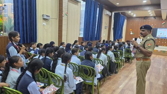 शहर के मास्टर माइंड पब्लिक स्कूल में छात्राओं को जानकारी देतीं एसओ महिला थाना रेखा सिंह। स्रोत: शहर के मास्टर माइंड पब्लिक स्कूल में छात्राओं को जानकारी देतीं एसओ महिला थाना रेखा सिंह। स्रोत: