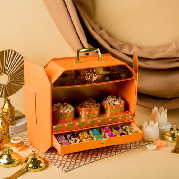 दुकानों में तैयार मिठाइयां व गिफ्ट। दुकानों में तैयार मिठाइयां व गिफ्ट।