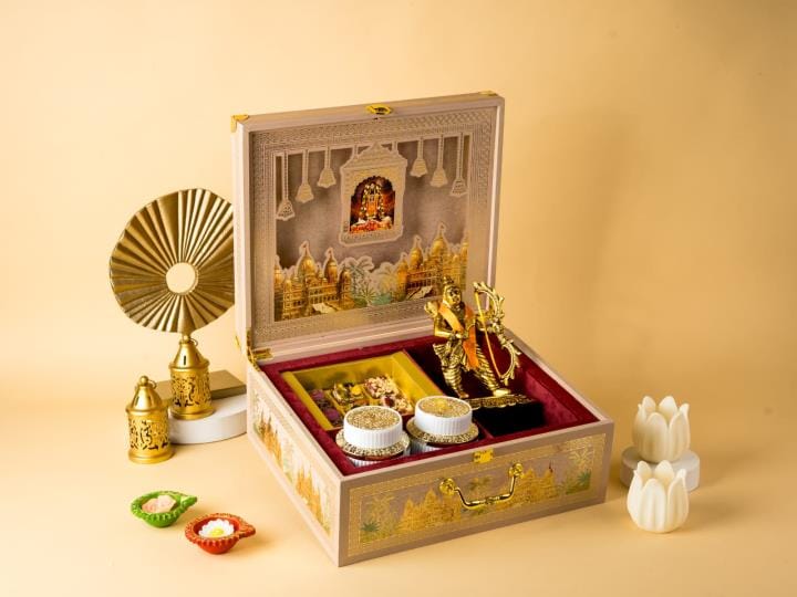 दुकानों में तैयार मिठाइयां व गिफ्ट। दुकानों में तैयार मिठाइयां व गिफ्ट।