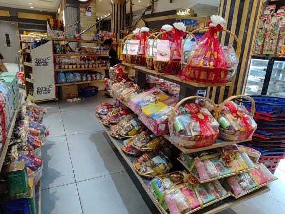 दुकानों में तैयार मिठाइयां व गिफ्ट। दुकानों में तैयार मिठाइयां व गिफ्ट।