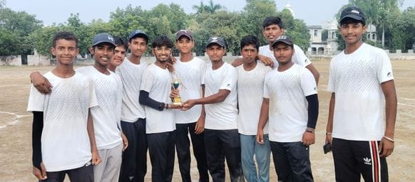47  रोहतक स्थित राजीव गांधी खेल मैदान पर आयोजित राज्य स्तरीय स्कूली हॉकी प्रतियोगिता में खेलते