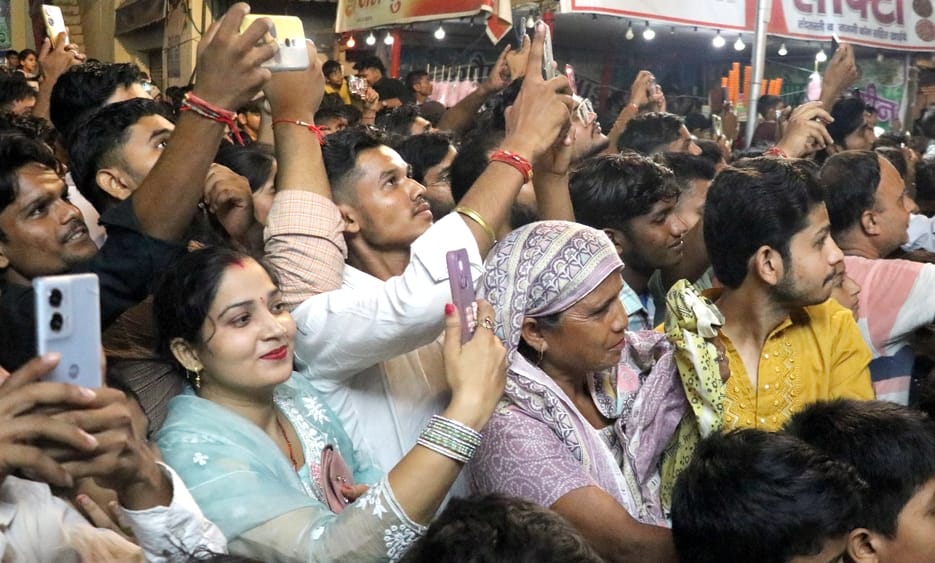 बिजनौर में दशहरा पर रामलीला मैदान में धूं धूं जलते रावण और मेघनाथ के पुतले। संवाद