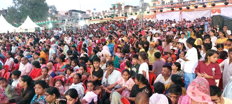 बिजनौर में दशहरा पर रामलीला मैदान में धूं धूं जलते रावण और मेघनाथ के पुतले। संवाद