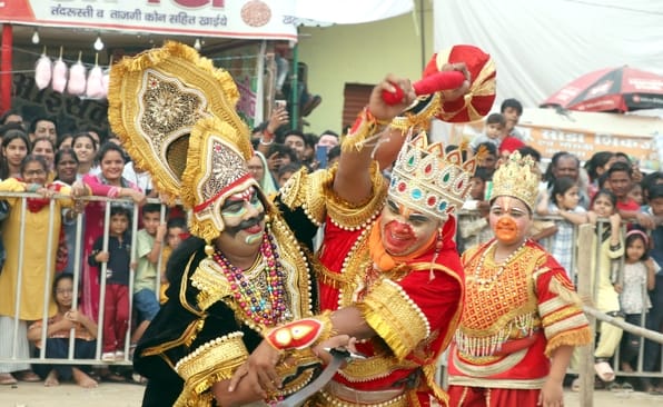 बिजनौर में दशहरा पर रामलीला मैदान में धूं धूं जलते रावण और मेघनाथ के पुतले। संवाद