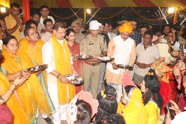 बिजनौर में दशहरा पर रामलीला मैदान में धूं धूं जलते रावण और मेघनाथ के पुतले। संवाद