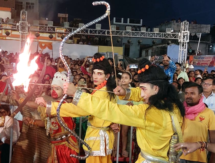 बिजनौर में दशहरा पर रामलीला मैदान में धूं धूं जलते रावण और मेघनाथ के पुतले। संवाद