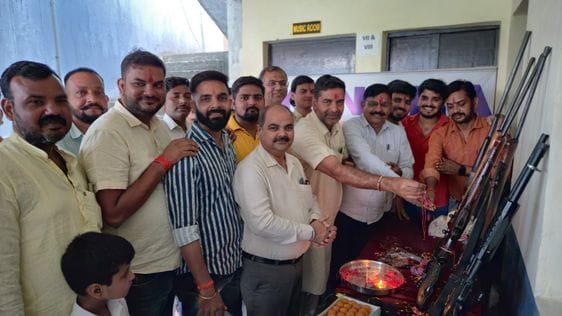 बरेली मोड़ स्थित अखिल भारतीय क्षत्रिय महासभा के कार्यक्रम में शस्त्र पूजन करते पदाधिकारी। स बरेली मोड़ स्थित अखिल भारतीय क्षत्रिय महासभा के कार्यक्रम में शस्त्र पूजन करते पदाधिकारी। स