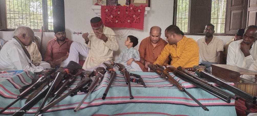 बरेली मोड़ स्थित अखिल भारतीय क्षत्रिय महासभा के कार्यक्रम में शस्त्र पूजन करते पदाधिकारी। स बरेली मोड़ स्थित अखिल भारतीय क्षत्रिय महासभा के कार्यक्रम में शस्त्र पूजन करते पदाधिकारी। स