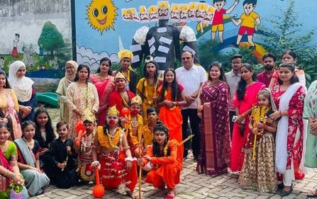 चौहनापुर में रामलीला का मंचन करते कलाकार। स्रोत : आयोजक