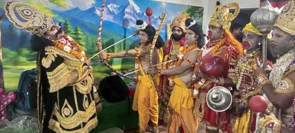 चौहनापुर में रामलीला का मंचन करते कलाकार। स्रोत : आयोजक