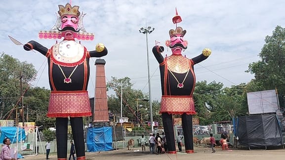 चौहनापुर में रामलीला का मंचन करते कलाकार। स्रोत : आयोजक