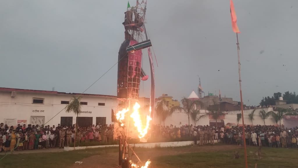 चांदपुर रामलीला मैदान में रावण व कुंभकरण के पुतलोंं को दहन करने के लिए रॉकेट में अग्नि देते अत