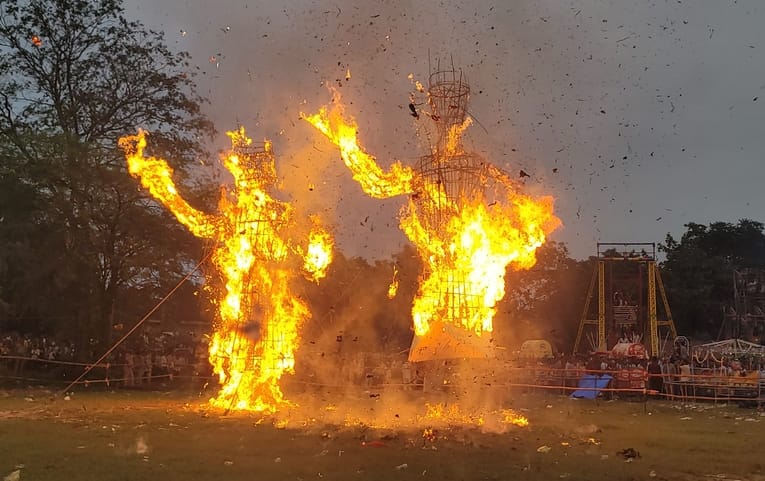 चांदपुर रामलीला मैदान में रावण व कुंभकरण के पुतलोंं को दहन करने के लिए रॉकेट में अग्नि देते अत