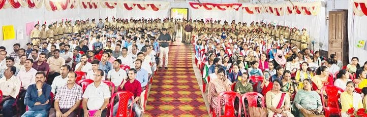 एसके इंटर कॉलेज में आयोजित प्रतियोगिता के दौरान देखते विधायक, भाजपा जिलाध्यक्ष। स्रोत स्कूल