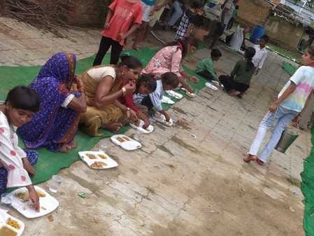 फोटो 01 एचएएमपी 28-शहर के महिला थाने के पास स्थित दुर्गा पंडाल में दुर्गा मां कि आरती करते कमेट फोटो 01 एचएएमपी 28-शहर के महिला थाने के पास स्थित दुर्गा पंडाल में दुर्गा मां कि आरती करते कमेट