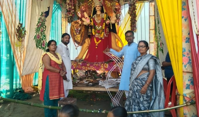 फोटो 01 एचएएमपी 28-शहर के महिला थाने के पास स्थित दुर्गा पंडाल में दुर्गा मां कि आरती करते कमेट फोटो 01 एचएएमपी 28-शहर के महिला थाने के पास स्थित दुर्गा पंडाल में दुर्गा मां कि आरती करते कमेट