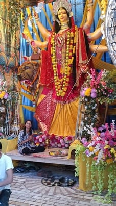 फोटो 01 एचएएमपी 28-शहर के महिला थाने के पास स्थित दुर्गा पंडाल में दुर्गा मां कि आरती करते कमेट फोटो 01 एचएएमपी 28-शहर के महिला थाने के पास स्थित दुर्गा पंडाल में दुर्गा मां कि आरती करते कमेट