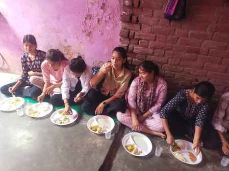 फोटो 01 एचएएमपी 28-शहर के महिला थाने के पास स्थित दुर्गा पंडाल में दुर्गा मां कि आरती करते कमेट फोटो 01 एचएएमपी 28-शहर के महिला थाने के पास स्थित दुर्गा पंडाल में दुर्गा मां कि आरती करते कमेट