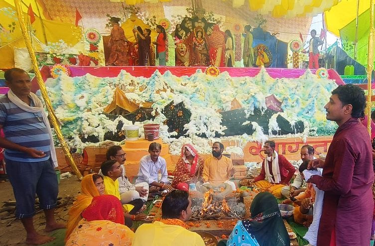 फोटो-18-शांतिनगर स्थित पंडाल में भोज के दौरान मौजूद कन्याएं। संवाद