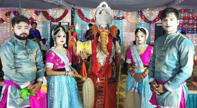 फोटो-18-शांतिनगर स्थित पंडाल में भोज के दौरान मौजूद कन्याएं। संवाद