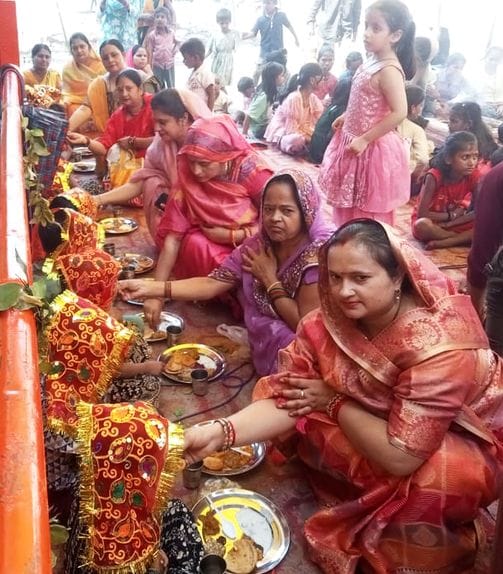 फोटो-18-शांतिनगर स्थित पंडाल में भोज के दौरान मौजूद कन्याएं। संवाद