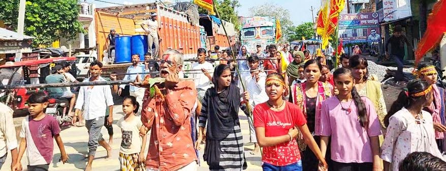 फोटो-18-शांतिनगर स्थित पंडाल में भोज के दौरान मौजूद कन्याएं। संवाद