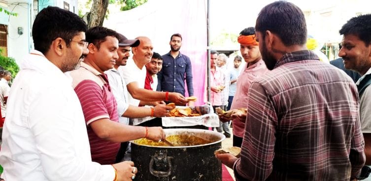 फोटो-18-शांतिनगर स्थित पंडाल में भोज के दौरान मौजूद कन्याएं। संवाद