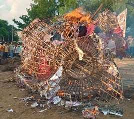 फोटो-20-कोंच के दशहरा मैदान में युद्ध करते लक्ष्मण-हनुमान व मेघनाद। संवाद फोटो-20-कोंच के दशहरा मैदान में युद्ध करते लक्ष्मण-हनुमान व मेघनाद। संवाद