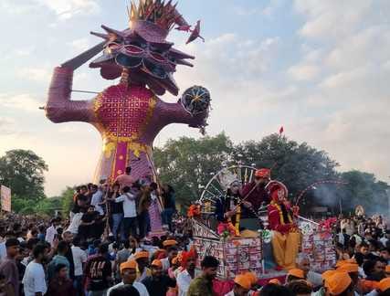फोटो-20-कोंच के दशहरा मैदान में युद्ध करते लक्ष्मण-हनुमान व मेघनाद। संवाद फोटो-20-कोंच के दशहरा मैदान में युद्ध करते लक्ष्मण-हनुमान व मेघनाद। संवाद