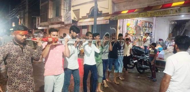 फोटो-23-जालौन में मुंह में सांग छेदकर जाते युवा। संवाद फोटो-23-जालौन में मुंह में सांग छेदकर जाते युवा। संवाद