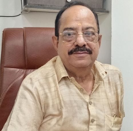 फोटो संख्या:56- वाहन शोरूम में इलेक्ट्रीकल वाहन खरीदते ग्राहक--संवाद फोटो संख्या:56- वाहन शोरूम में इलेक्ट्रीकल वाहन खरीदते ग्राहक--संवाद