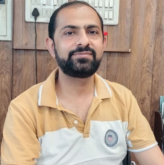 फोटो संख्या:56- वाहन शोरूम में इलेक्ट्रीकल वाहन खरीदते ग्राहक--संवाद फोटो संख्या:56- वाहन शोरूम में इलेक्ट्रीकल वाहन खरीदते ग्राहक--संवाद