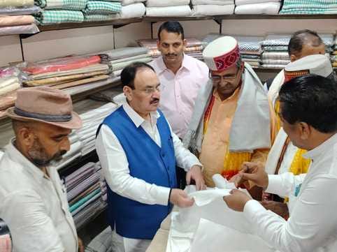 गोबिंद सागर झील में दुर्गा विसर्जन करते जेपी नड्डा व अन्य। संवाद गोबिंद सागर झील में दुर्गा विसर्जन करते जेपी नड्डा व अन्य। संवाद
