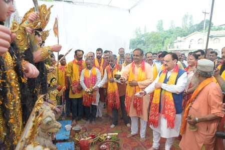 गोबिंद सागर झील में दुर्गा विसर्जन करते जेपी नड्डा व अन्य। संवाद गोबिंद सागर झील में दुर्गा विसर्जन करते जेपी नड्डा व अन्य। संवाद