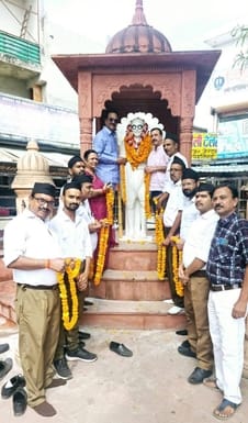 गोला के पब्लिक इंटर कॉलेज में महात्मा गांधी और लाल बहादुर शास्त्री के चित्र पर फूल चढ़ाते एनसीस गोला के पब्लिक इंटर कॉलेज में महात्मा गांधी और लाल बहादुर शास्त्री के चित्र पर फूल चढ़ाते एनसीस